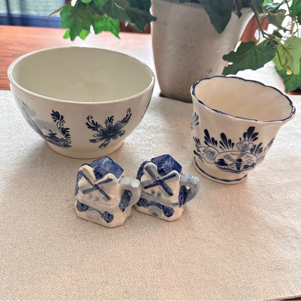 Lot of blue and white windmill decor